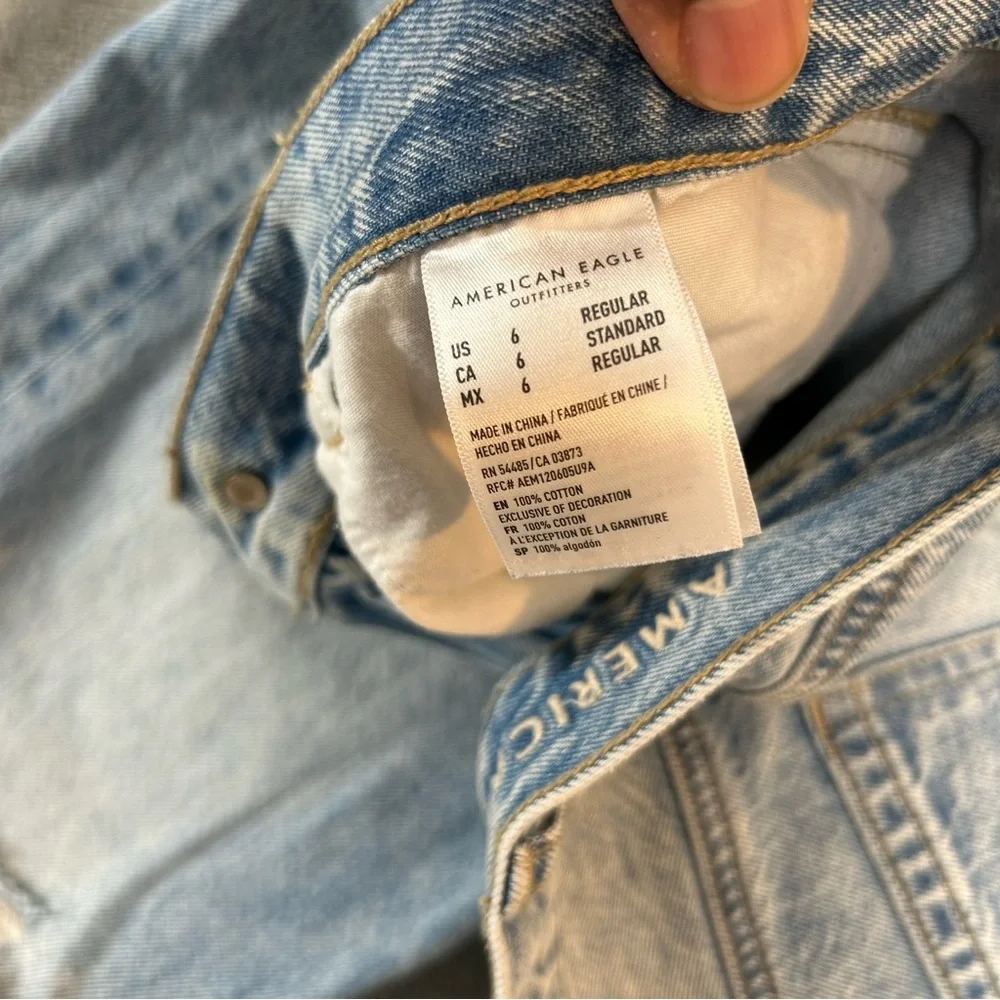 American Eagle Women's Jeans Light Wash‎ Mom Jean Distressed Color Blue Size 6 - Picture 8 of 16